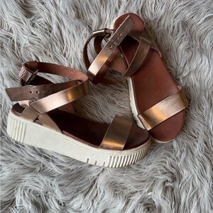 BKE Bronze and Cream Platform Sandals